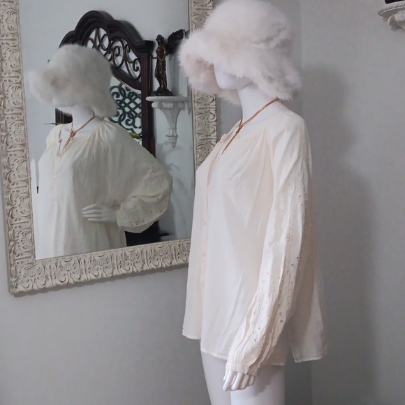 A Stylish Cream Color Blouse with Floral Design Sleeves Size XL - Picture 11 of 16